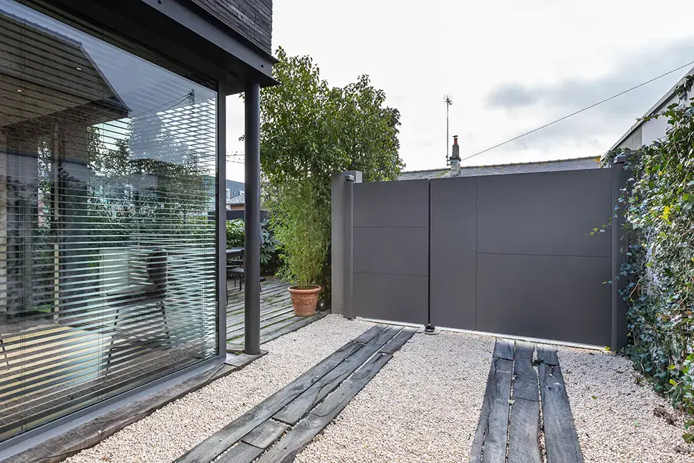 aluminium portail battant vue interieure 1