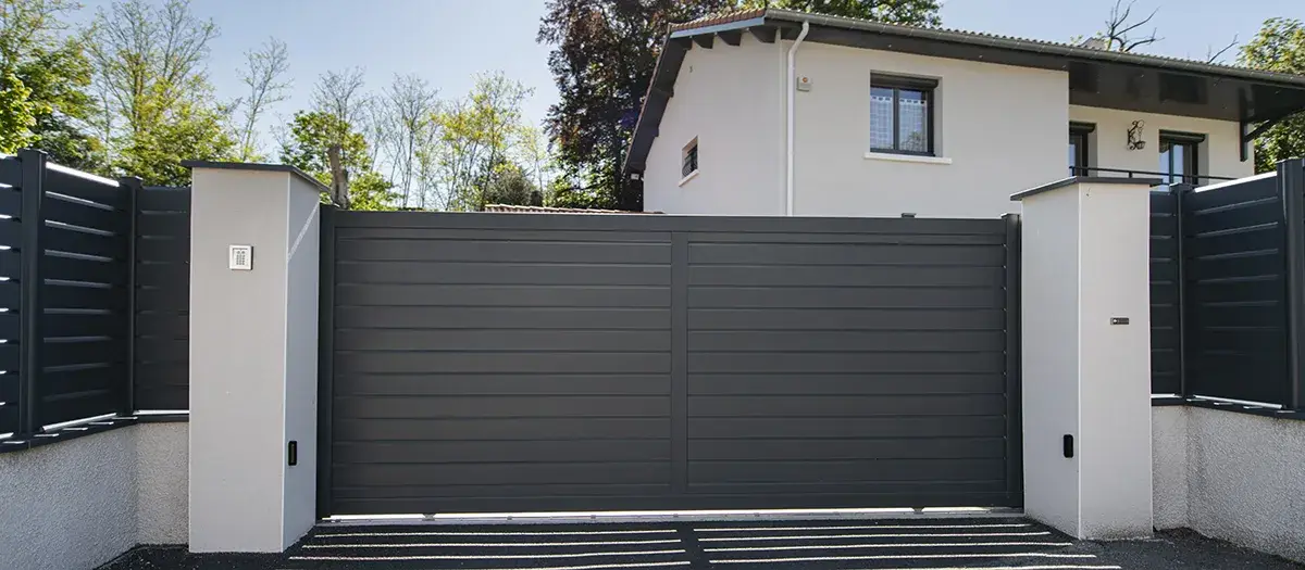 portail aluminium contemporain portail coulissant noir 1